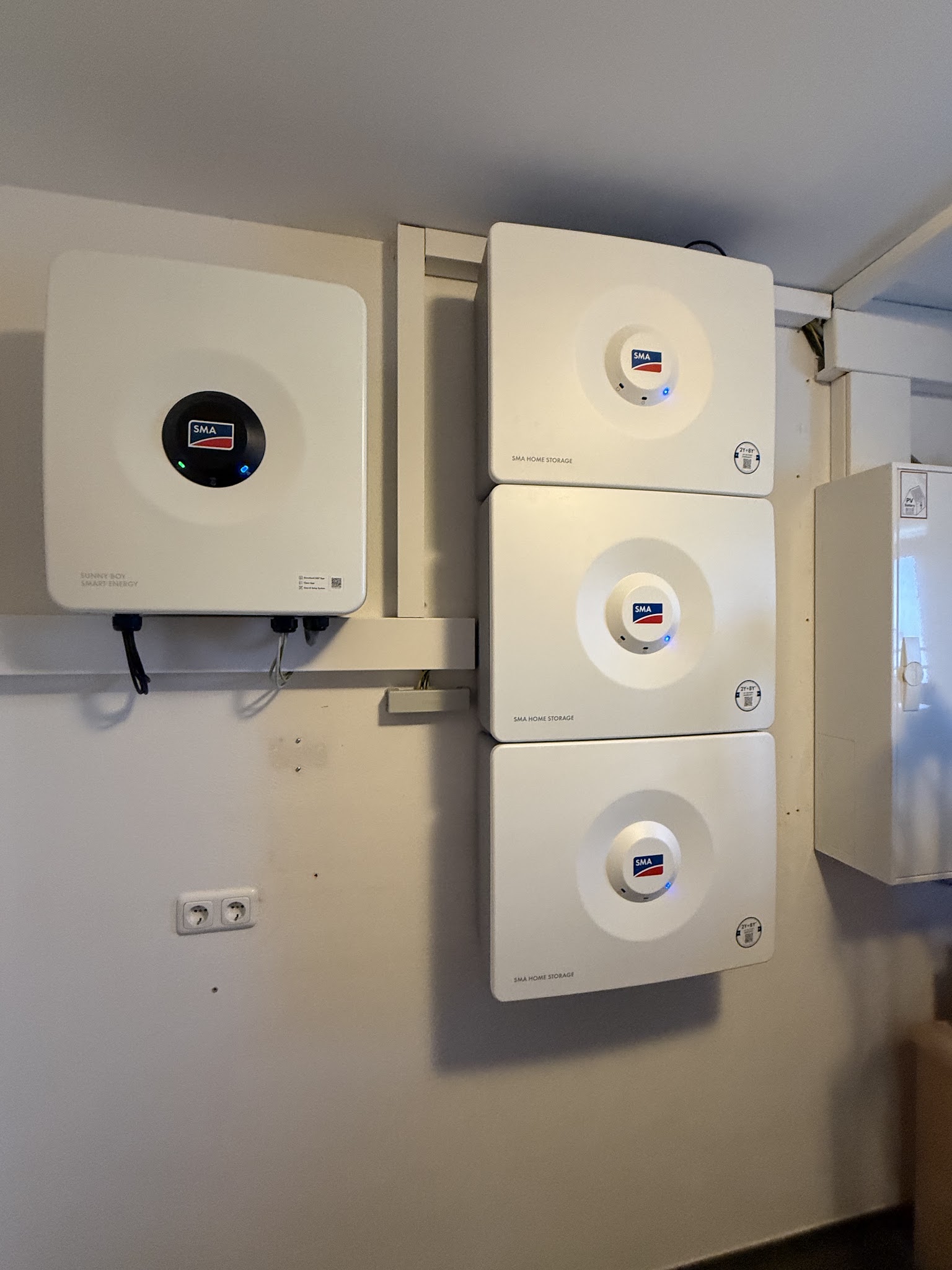 SMA-Wechselrichter und drei übereinander montierte SMA-Stromspeichermodule an einer Wand im Technikraum – Foto aus der Rezension von Hüseyin